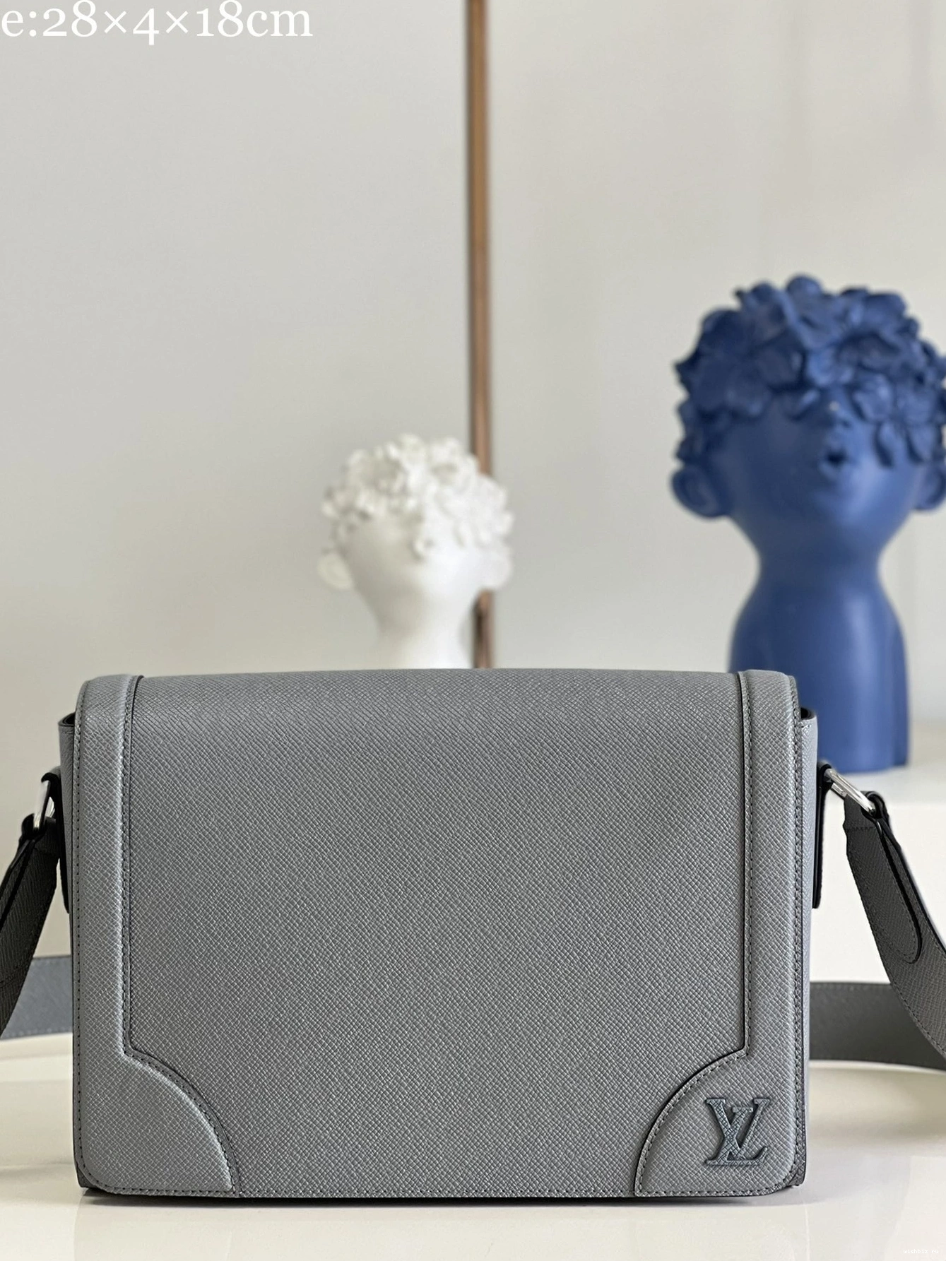 WIS VUITTON FLAP LOUIS MESSENGER NEW 0810